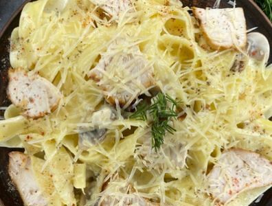 Паста с курицей и грибами