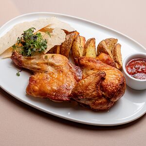 Жареный цыпленок с картофельными дольками