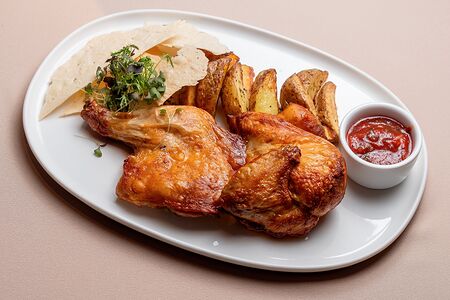 Жареный цыпленок с картофельными дольками