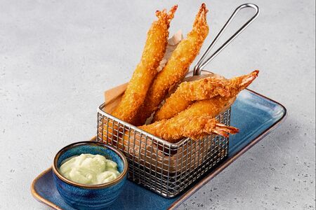 Хрустящие креветки с соусом васаби