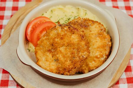 Куриные котлеты в панировке с толченым молодым картофелем