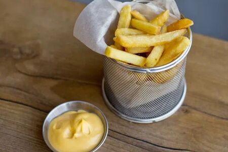 Картофель фри с сырным соусом 