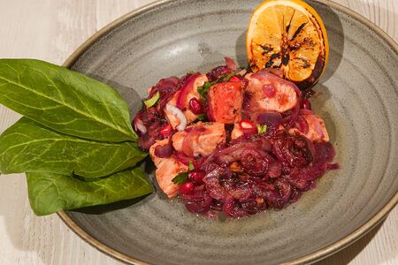 Лосось, жаренный с красным луком