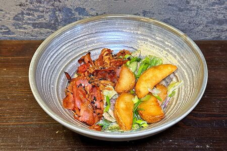 Салат с глазированным беконом, овощами и алабамской заправкой