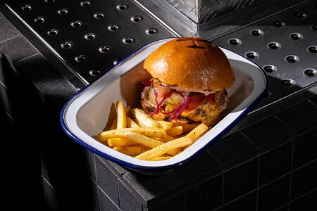Чизбургер, картофель фри