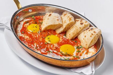 Классическая шакшука со свежей питой