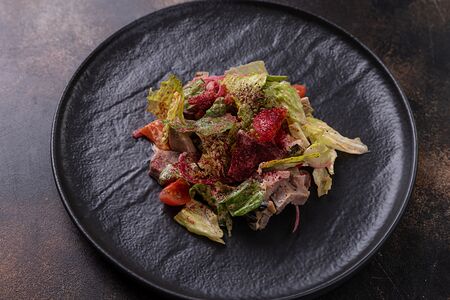 Салат с ростбифом и овощами гриль