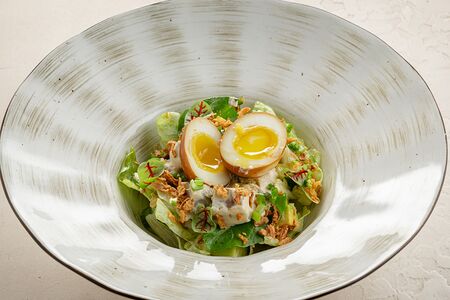 Теплый салат с языком в трюфельном соусе с авокадо