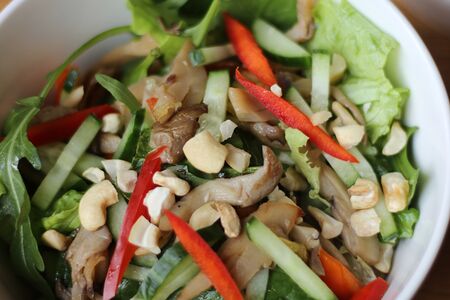 Теплый салат с вешенками