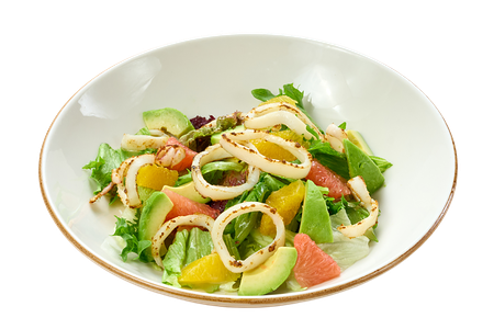 Салат с кальмаром, цитрусами и авокадо