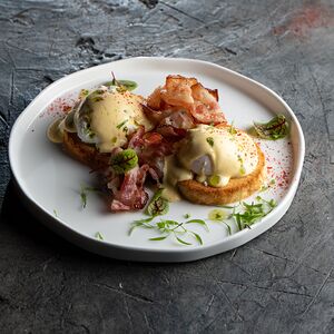 Яйца Бенедикт с беконом