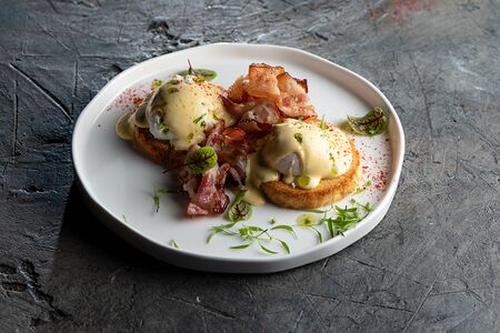 Яйца Бенедикт с беконом