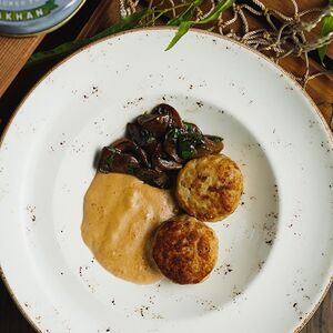 Щучьи котлеты с картофельным пюре и грибами