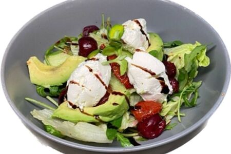 Салат с вялеными томатами, вишней и сливочным сыром