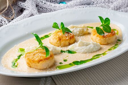 Креветочные котлеты на креме Том-ям с муссом из цветной капусты