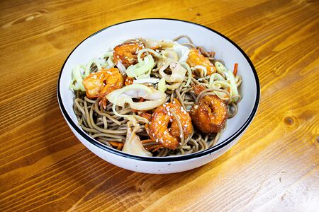 Лапша с кальмаром и креветками