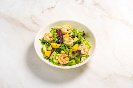 Легкий салат с креветками