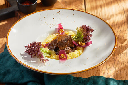 Говяжьи щечки с картофельным пюре и трюфельным соусом 