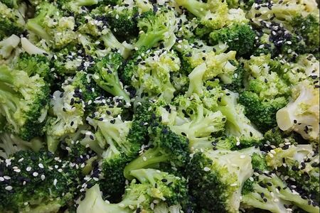 Брокколи с кунжутом на пару