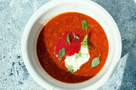 Гаспачо с сыром страчателла и овощной сальсой 