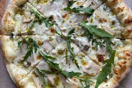 Пицца с куриным филе и горгонзолой