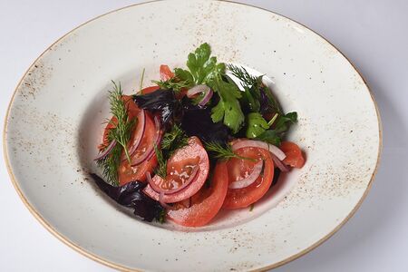 Салат из сочных помидоров с базиликом и красным луком 