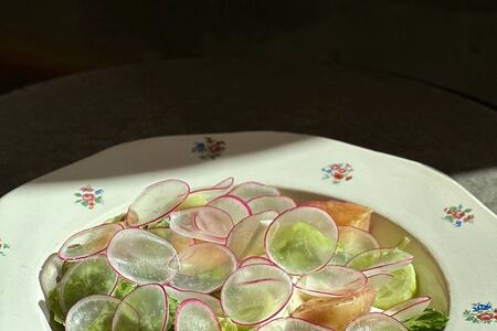 Сезонный салат с персиком, брынзой и редисом под цитрусовым дрессингом