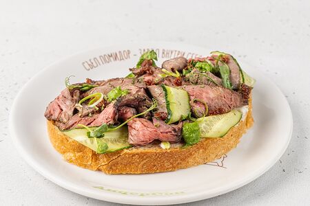 Брускетта с ростбифом