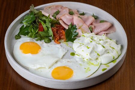 Глазунья с мортаделлой, вялеными томатами и кремом пармезан