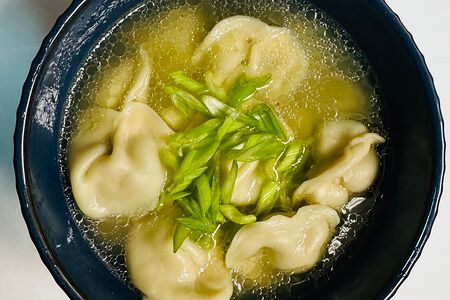 Пельмени домашние с бульоном