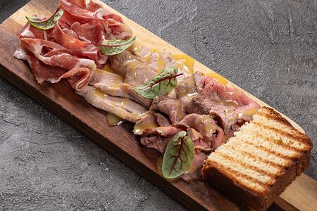 Мясное плато с горчичным соусом