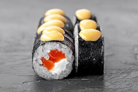 Ролл с лососем и сливочным сыром