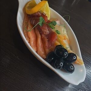 Рыбная тарелка-слабосоленая семга, копченая масляная рыба