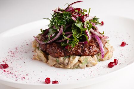 Бифштекс, печеный баклажан, соус  кунжутный