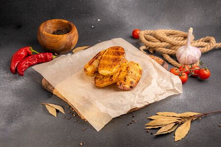 Запеченный на мангале картофель