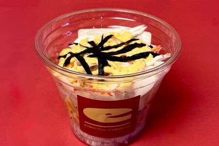 Суши стаканчик с сурими и соусом спайси