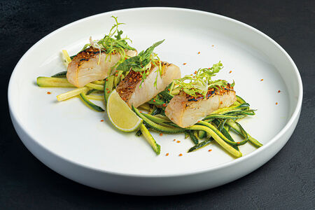 Мурманская треска со спаржей и цукини