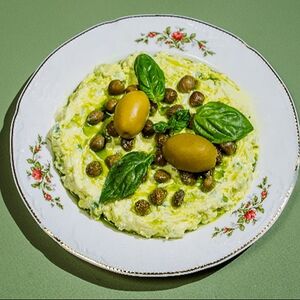 Молодой сыр с каперсами и оливками