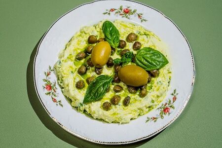 Молодой сыр с каперсами и оливками