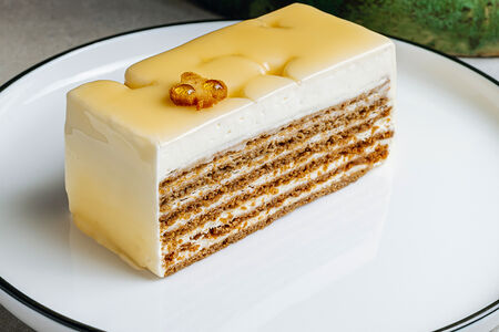 Торт Медовик с черемухой