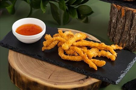 Куриный хворост с остро-сладким соусом