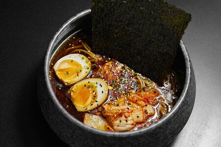 Сею-рамен с курицей, кимчи и нори