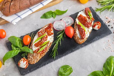 Брускетта с вялеными томатами и творожным сыром