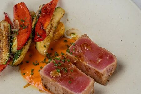 Тунец с печеными овощами и соусом романеско 