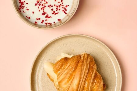 Комбо-завтрак с рисовой кашей и круассаном с гаудой