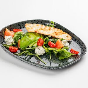 Салат с лососем, руколой и крем чизом