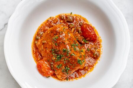 Треска, запеченная с оливками и томатами