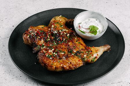 Цыплёнок табака с чесночным соусом