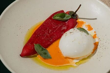 Буррата с перцем рамиро