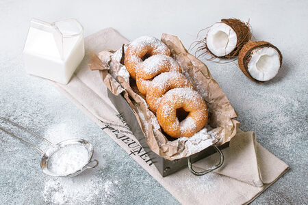 Пончики с посыпкой и топпингом на выбор